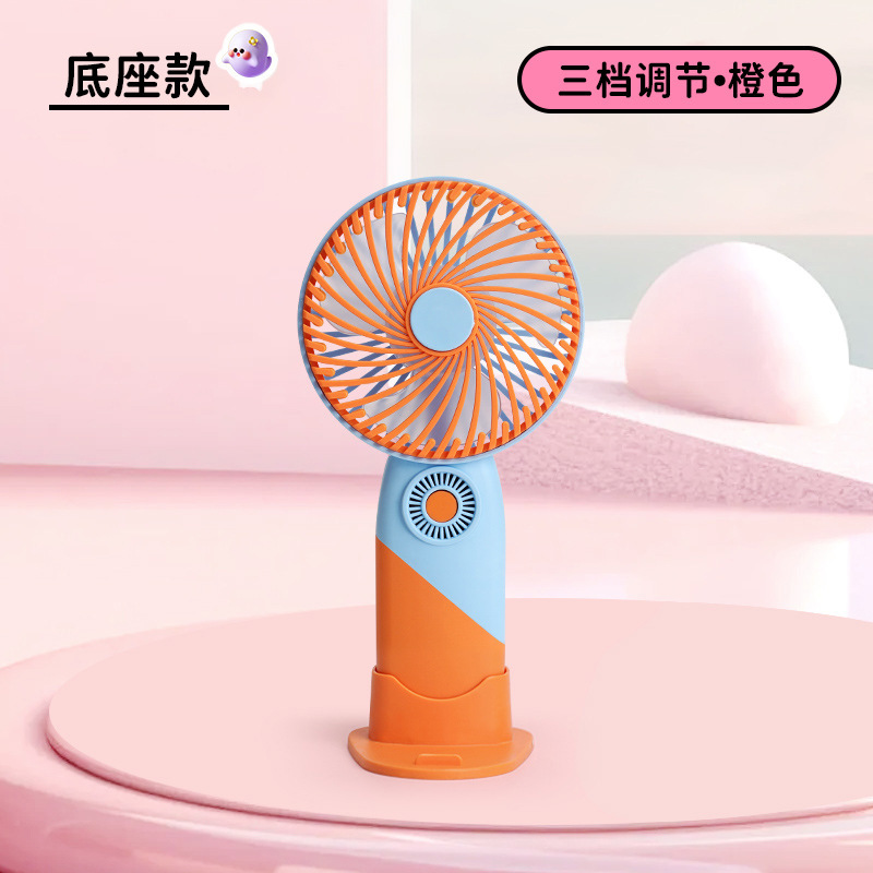 小型扇風機usbミニ扇風機を持って充電します。学生寮の手は携帯型のデスクトップを持っています。|undefined