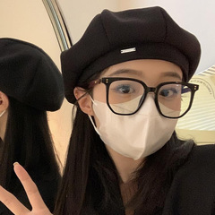 黒いベレー帽の女性は秋冬に日本の大きい頭の周りのレトロな毛です。八角形の画家の帽子は顔が小さいです。