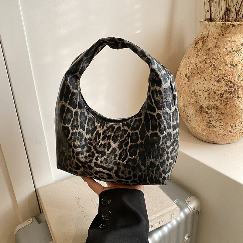 Este año, la popularidad de la bolsa de media luna de leopardo, otoño y invierno, nuevo bolso de mano, bolso para mujeres, otoño y invierno, 2024 tendencia de moda, bolso de brazo.