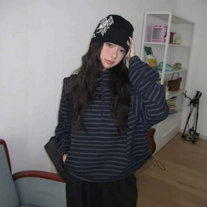 Now, Korean designer modim*od presents a striped hoodie with buttons, a women's Japanese-style light jacket Now, Korean designer modim*od presents a striped hoodie with buttons, a women's Japanese-style light jacket