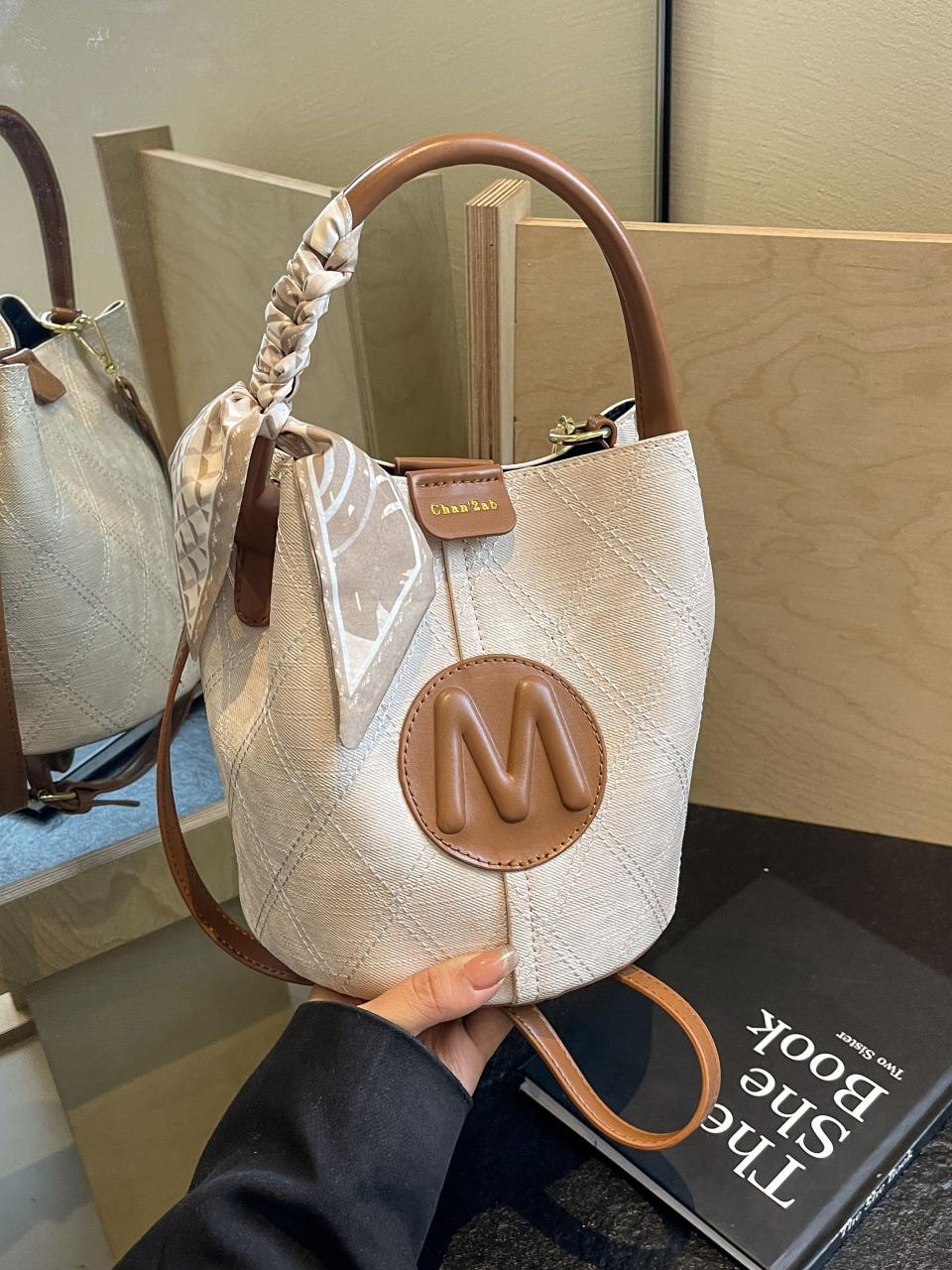 Bolso de cubo para mujer 2025 nuevo bolso de mano de estilo explosivo de color en contraste transfronterizo de moda bolso de mensajero de un solo hombro con textura de alta gama retro
