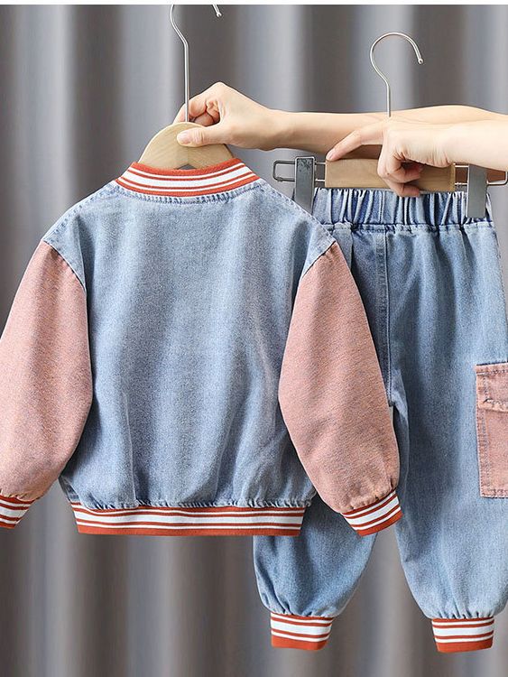 Conjunto de Mezclilla para Niños 3921, Primavera y Otoño 2026, Nuevo Estilo, Conjunto de Dos Piezas con Letras, Ropa Moderna para Bebés