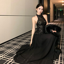 黑色亮片连衣裙秋季高级感挂脖无袖露背礼服长裙