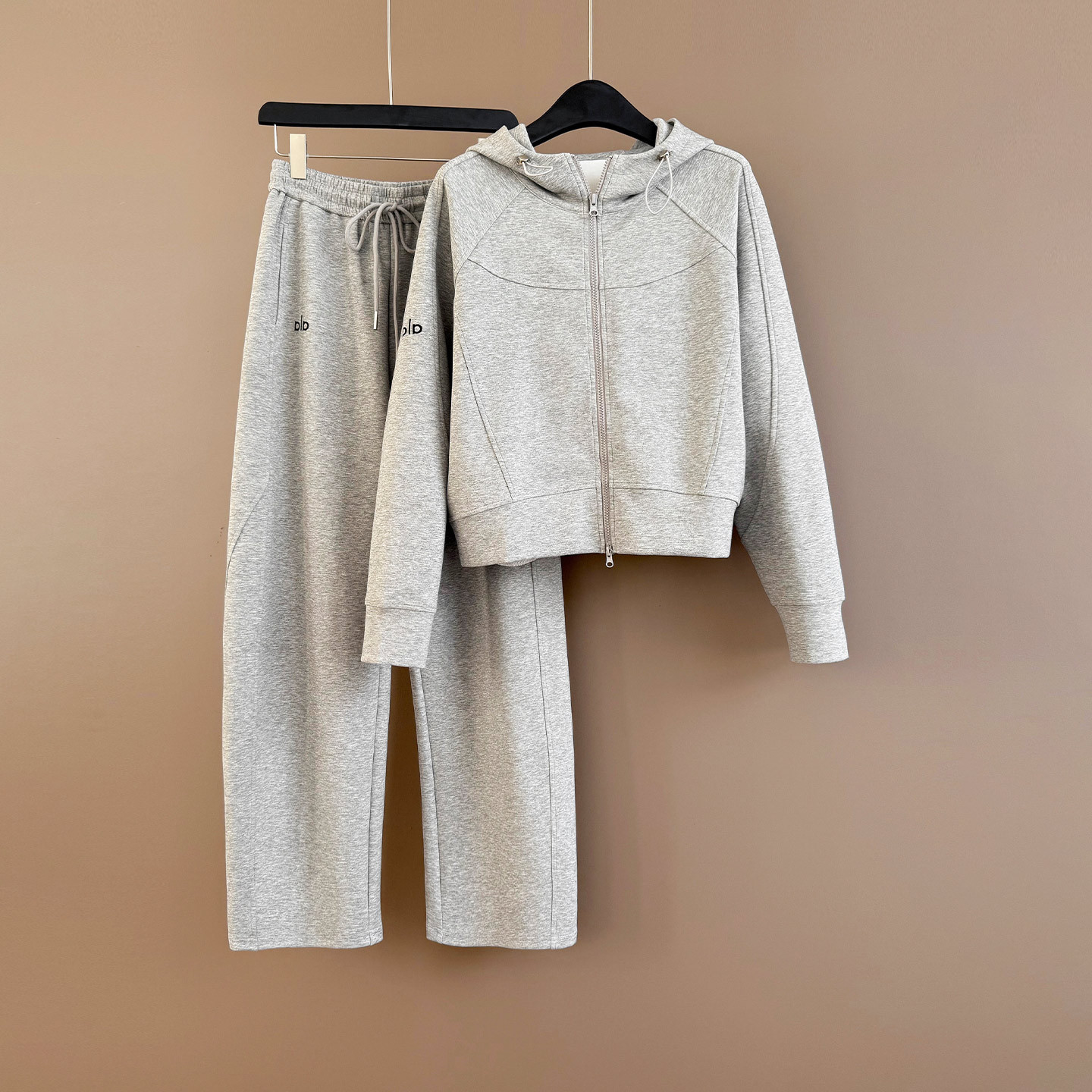 Casual Sports Suit for Women in Autum New Slim-Fitting Short Sweatshirt with White Vest and Wide-Leg Pants Three-Piece Set