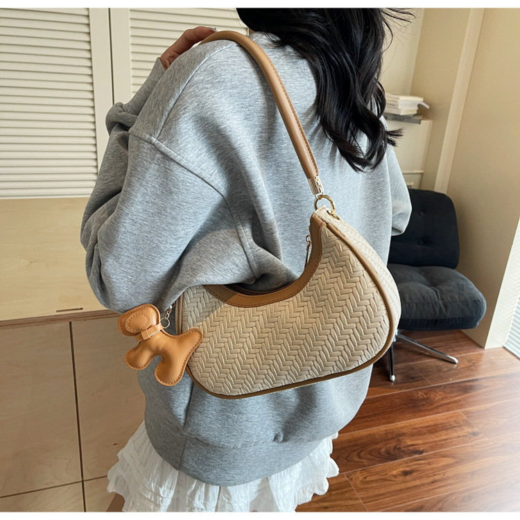 This is a new, trendy and fashionable, simple and retro commuting bag for women in 2025, featuring a soft leather bag with a high-quality texture undefined