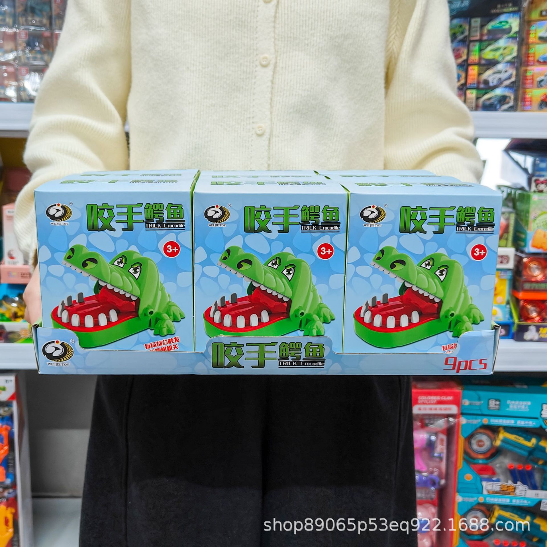 Hand-biting crocodile [take 9 shots in a display box]