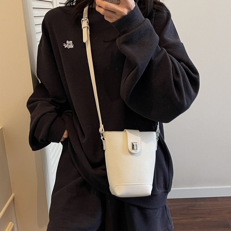 Bolso de cubo popular de este año 2025 verano nuevo bolso de teléfono móvil bolso de hombro con patrón de lichi bolso de mensajero de color de contraste de moda mujer