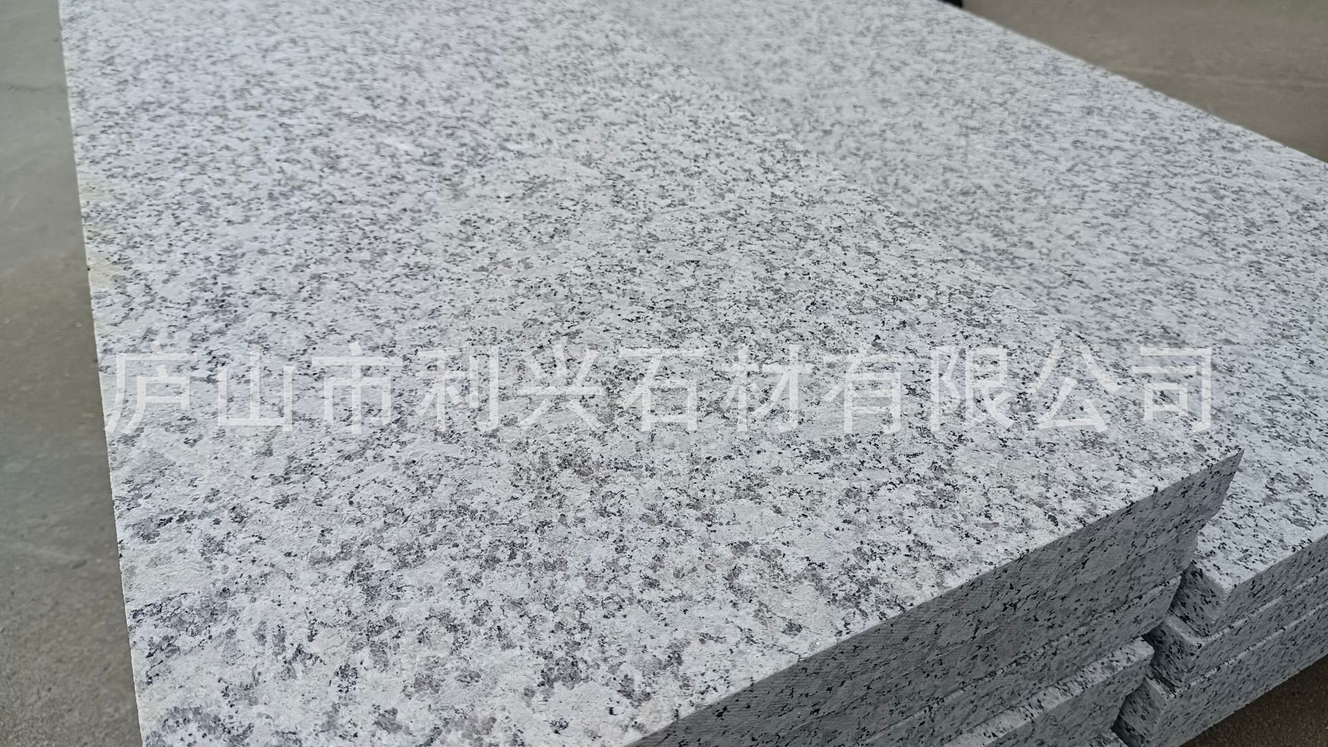 花岗岩石材芝麻白灰黑火烧板黄锈石荔枝面路沿石麻石大理石地铺砖-阿里巴巴