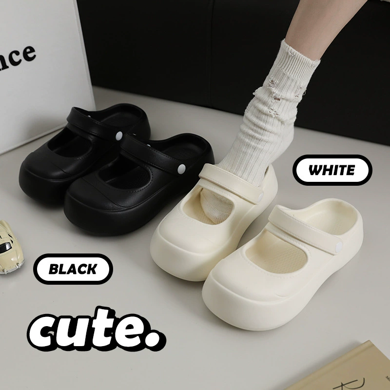 Летняя девушка чувствует Мэри Джейн тапочки