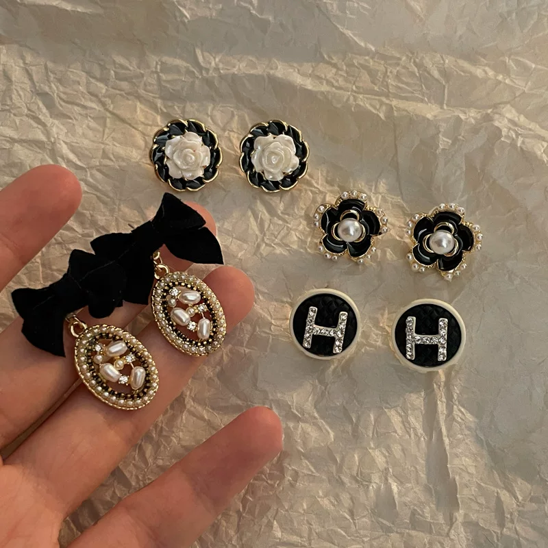 Серьги Retro демисезонные с бантом и буквой H, лёгкая роскошь, жемчуг и эмаль