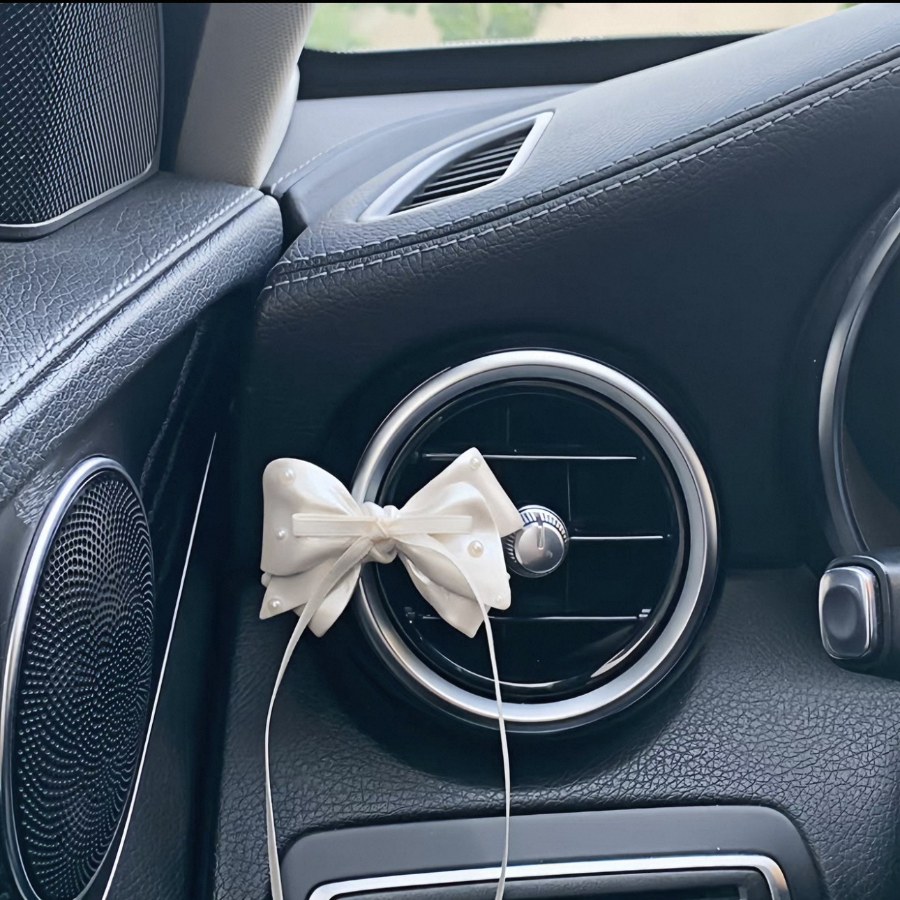 Original handmade high-end pearl cloud air vent fragrance diffuser car perfume air conditioner vent decoration