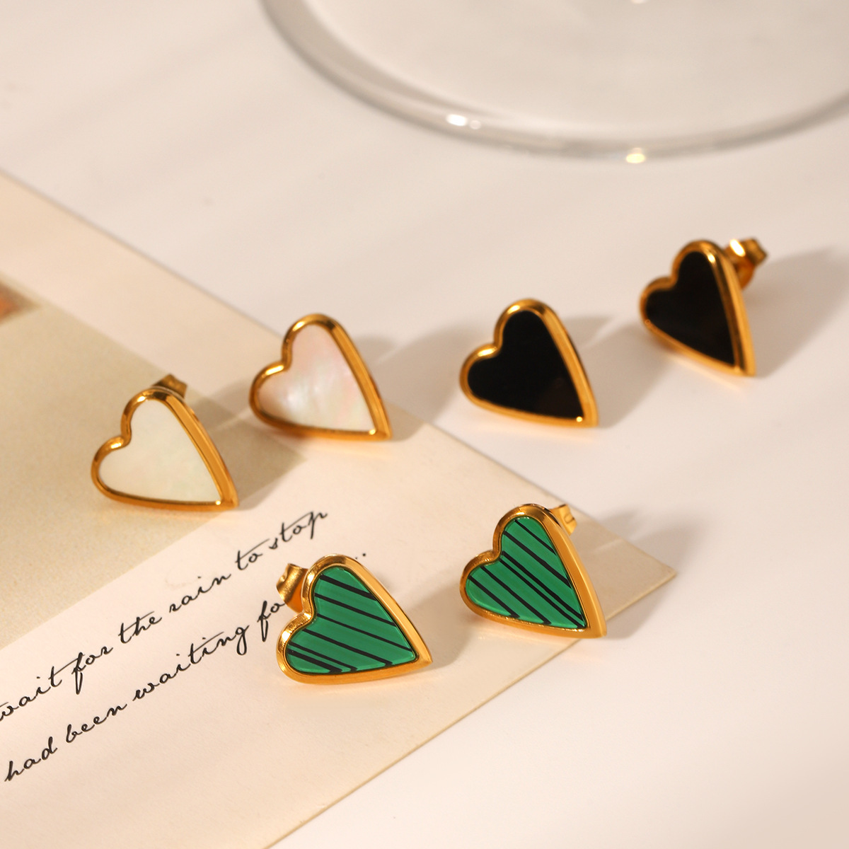 Pendientes de amor de acero inoxidable europeo y americano con incrustaciones de aretes en forma de corazón de concha blanca acrílica Pendientes de alta calidad para mujer Joyas de acero de titanio