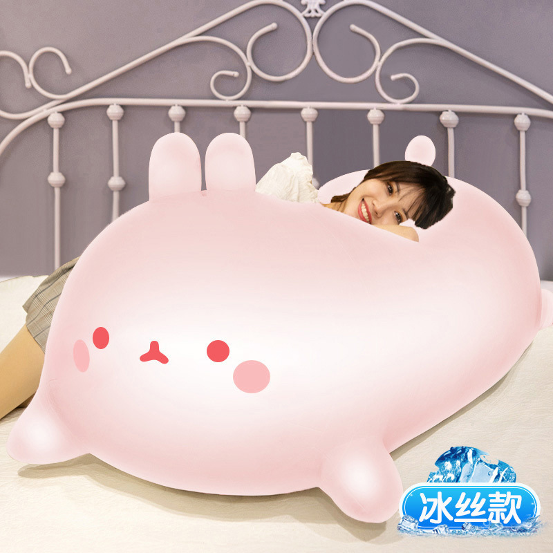 氷の糸の夏の涼感のサメのぬいぐるみは枕の女の子を抱いて足を挟んで寝ます。|undefined