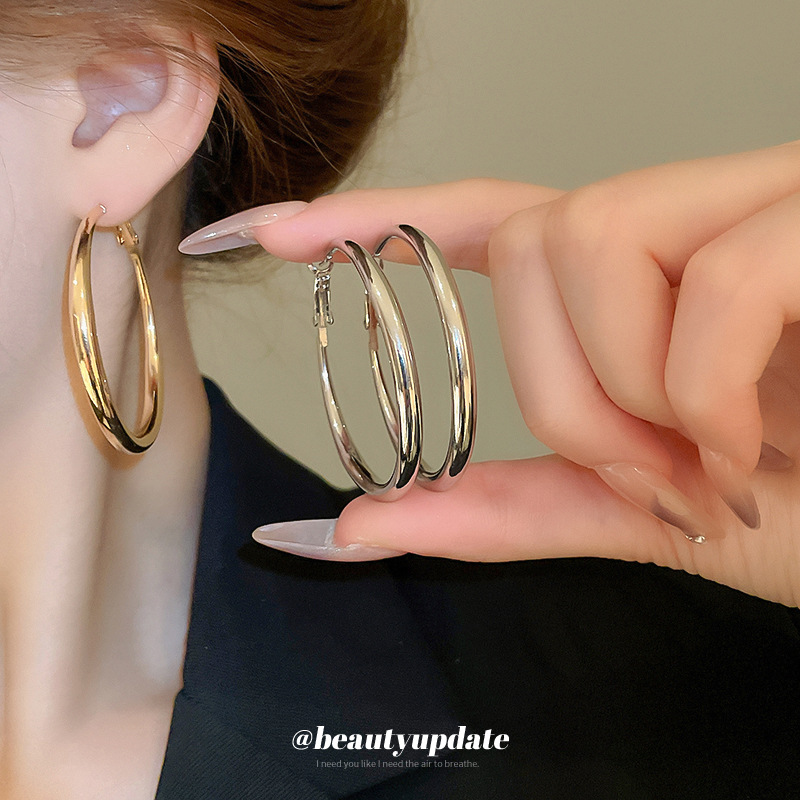 Pendientes de anillo de sentido de alta calidad transfronterizos de aguja de plata Pendientes de todo fósforo de lujo ligero europeo y americano Pendientes de sentido de diseño de moda simple