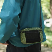 男士潮斜挎包日系单肩小背包方格轻便运动单肩包小挎包便携式户外