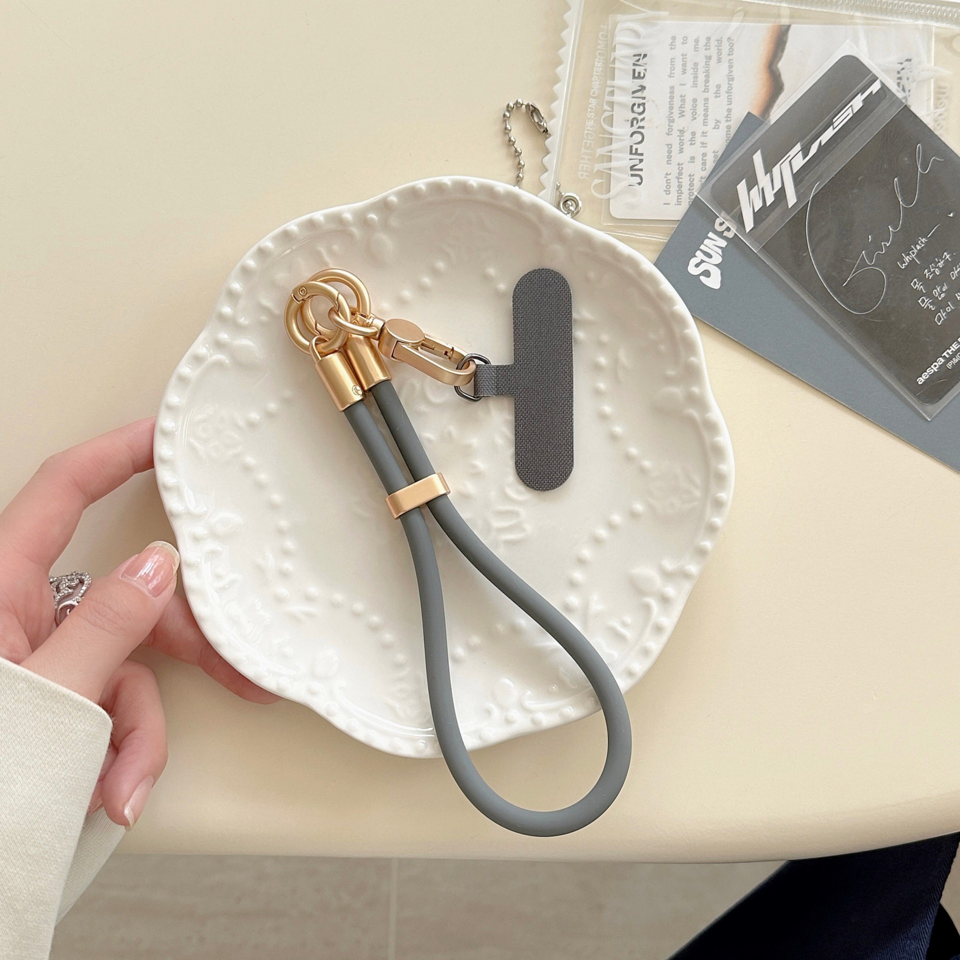 Silicone líquido de color sólido caso de teléfono móvil cuerdas móviles para mujeres pulsera anti-perdida ajustable de alto nivel cuerdas móviles para mujeres