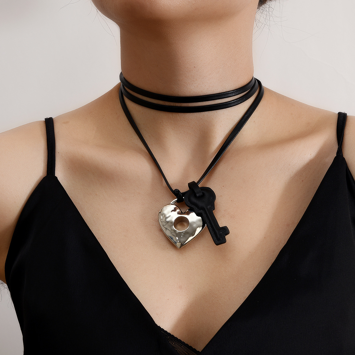 Collar colgante de amor de aleación simple Moda de alta gama Cadena de suéter largo Collar de tendencia de nicho transfronterizo al por mayor