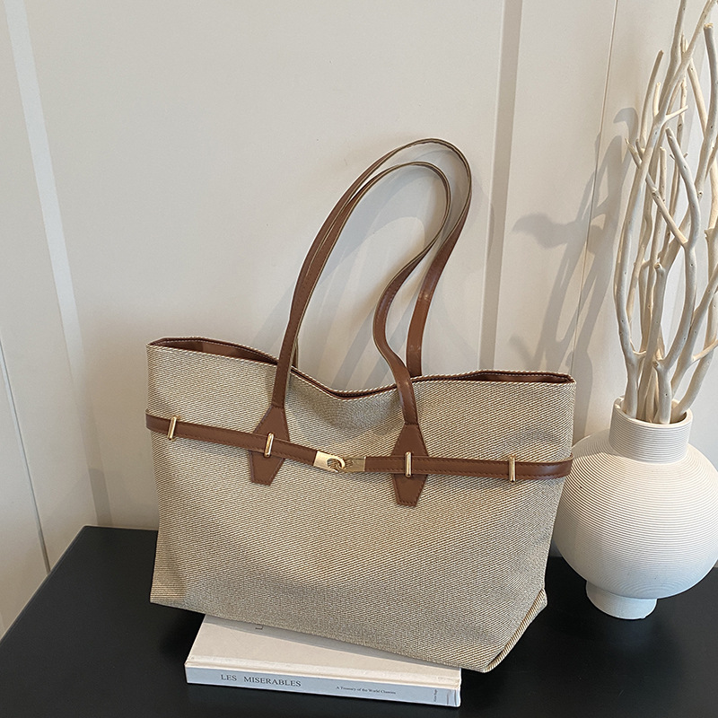 Retro capacious one-shoulder bag