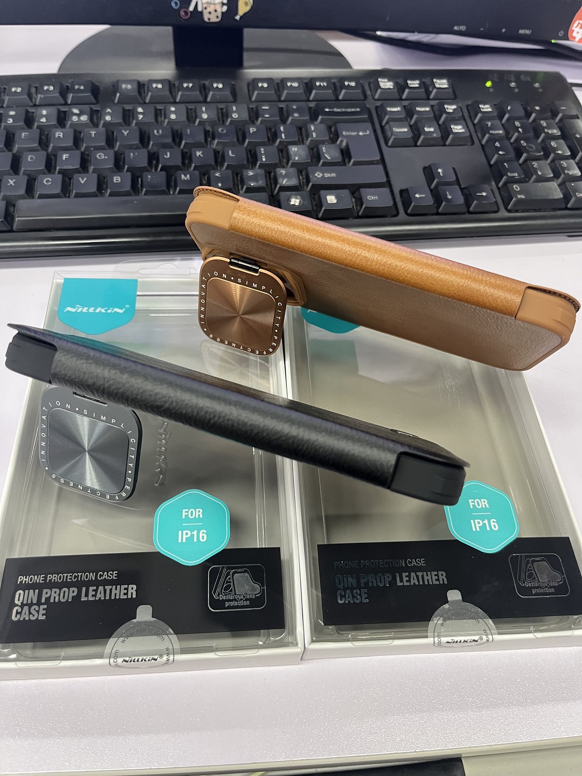 Ốp lưng iPhone 16 Pro Max chống sốc viền dày, có giá đỡ ống kính, bảo vệ toàn diện — Dòng Qin PROP (mẫu vải) màu đen, Dòng Qin PROP (mẫu vải) màu nâu, Apple IPHONE16 chi tiết 17