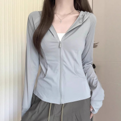 灰色の氷の糸の日焼け止めの服の女性のタイプの夏の薄い金の屋外の紫外線防止の日焼け止めの服は身を修める短いコートの上着を身に着けます。