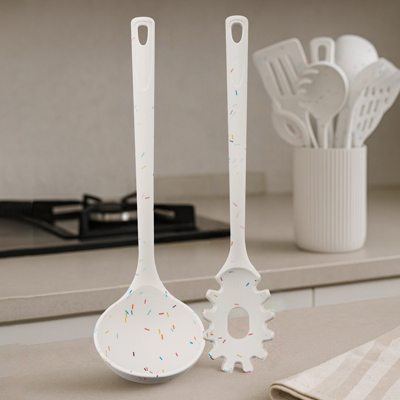 Amazon estilo caliente blanco color caramelo granular silicona utensilios de cocina de 12 piezas cubo de almacenamiento utensilios de cocina juego de cocina