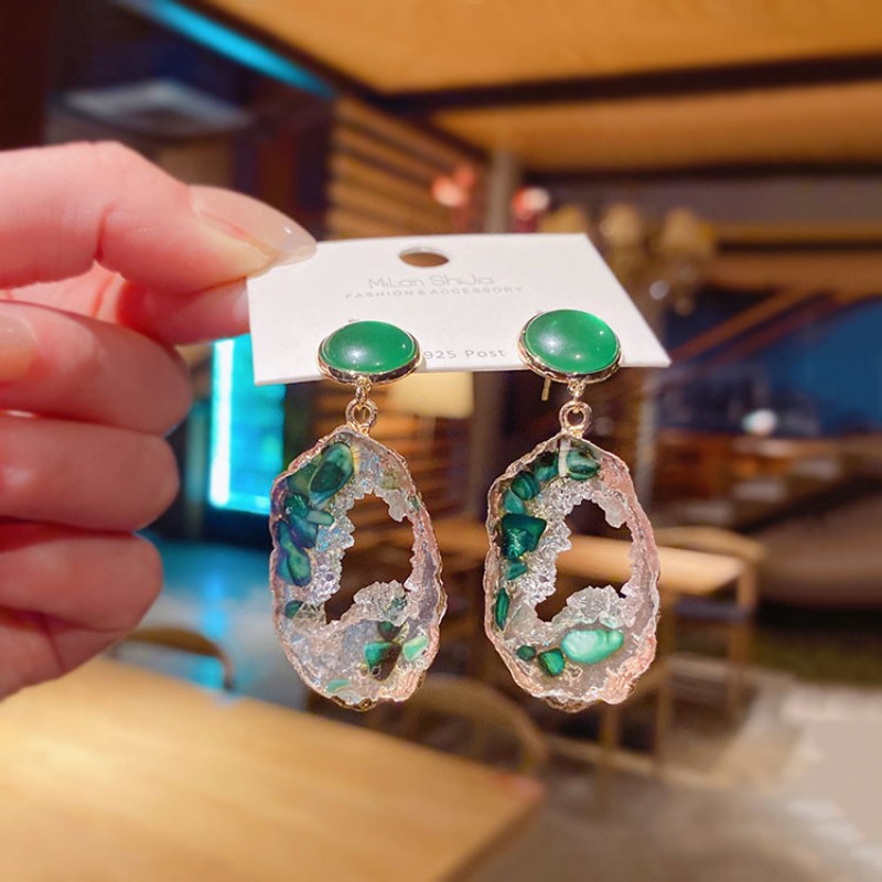 2021 New Oval Shape Fashion Artificial Emerald Earrings display picture 2
