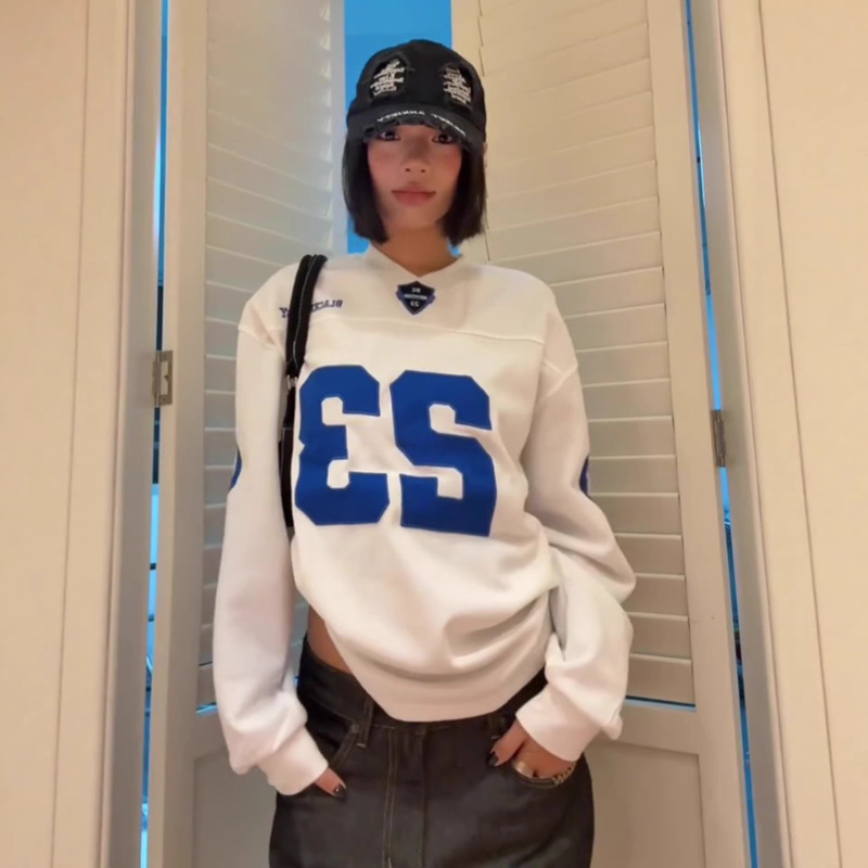 American Retro Sports Style Outfit, White Long-Sleeved T-Shirt for Women, Spring 2026 New Style, Loose-Fitting Hot Girl Top American Retro Sports Style Outfit, White Long-Sleeved T-Shirt for Women, Spring 2026 New Style, Loose-Fitting Hot Girl Top