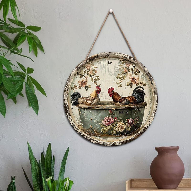 現物のレトロな壁面に田舎の花園の装飾品を飾って古い鉢の中の鶏の図案の木製の円形の標識を作ります。|undefined