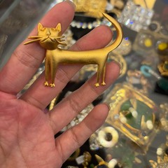 かわいい猫のブローチは18kの金の精巧な高級なブローチをめっきします。