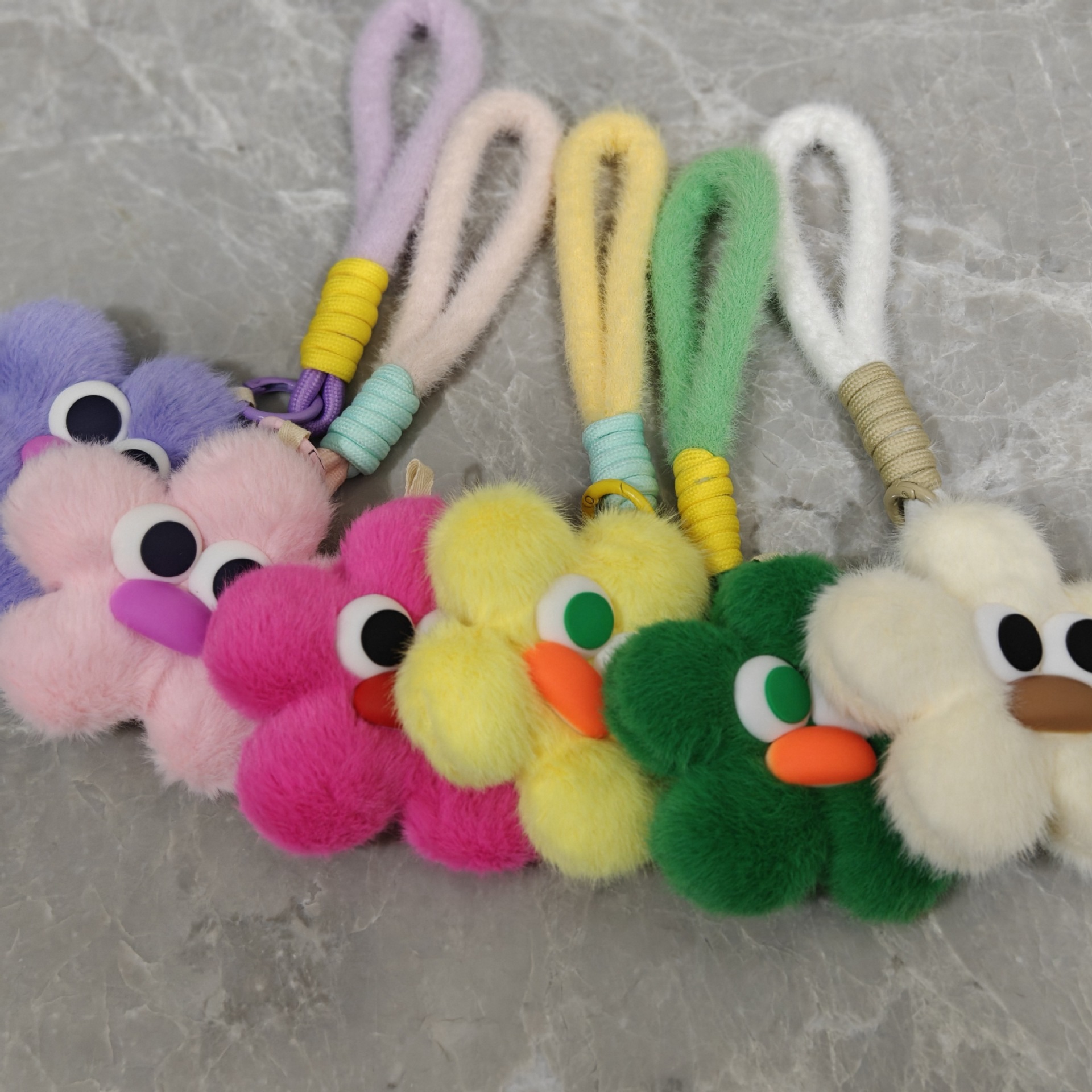 Otoño y invierno lindas flores de peluche cadenas de teléfonos móviles diy bolsos accesorios de llaves hechos a mano dibujos animados colgantes de llaves de automóviles