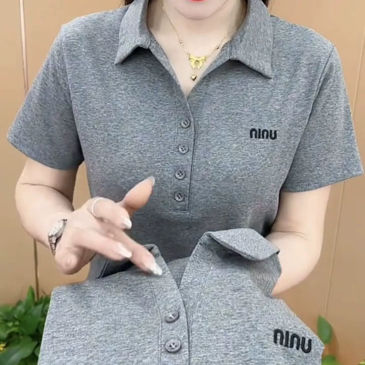 2025 новый летний стиль, модная и универсальная, уменьшающая возраст футболка с короткими рукавами, однотонная рубашка для мамы с вышитыми лацканами, закрывающая живот