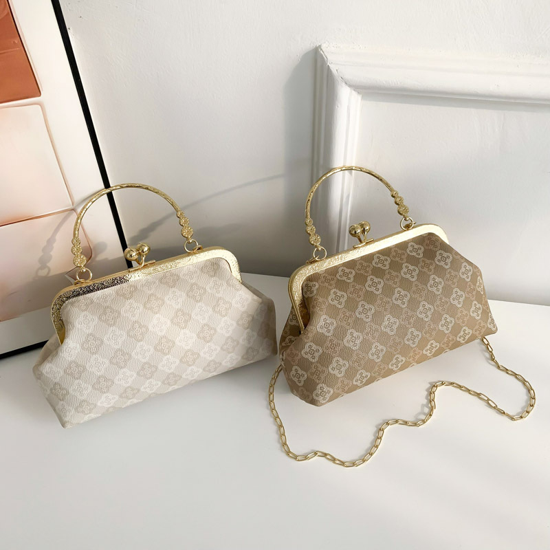 Fashionable Women's Small Handbag 2025 New Style Personal Simple Shoulder Crossbody Bag with Chain and Shell Design