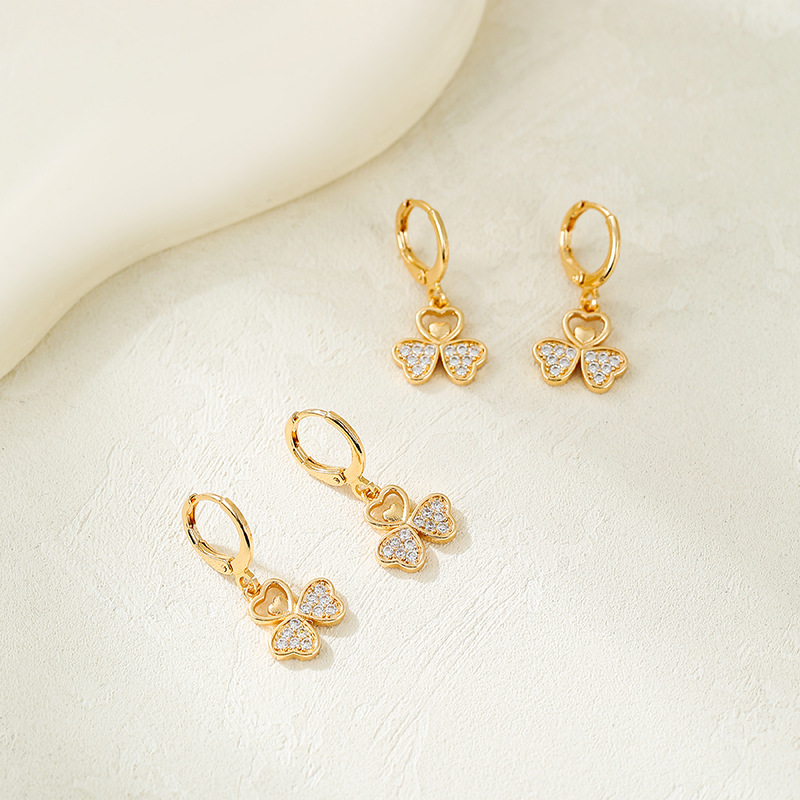 Aretes de trébol de lujo ligero en 2025 nuevo estilo de nicho de diseño de botones de orejas de borda de alta calidad de moda para mujeres aretes de orejas