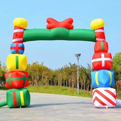 Fabricante de modelos inflables navideños abre sus puertas con modelos inflables de árbol de Navidad, Papá Noel trepando por la pared, muñeco de nieve, tren y arco de dibujos animados.