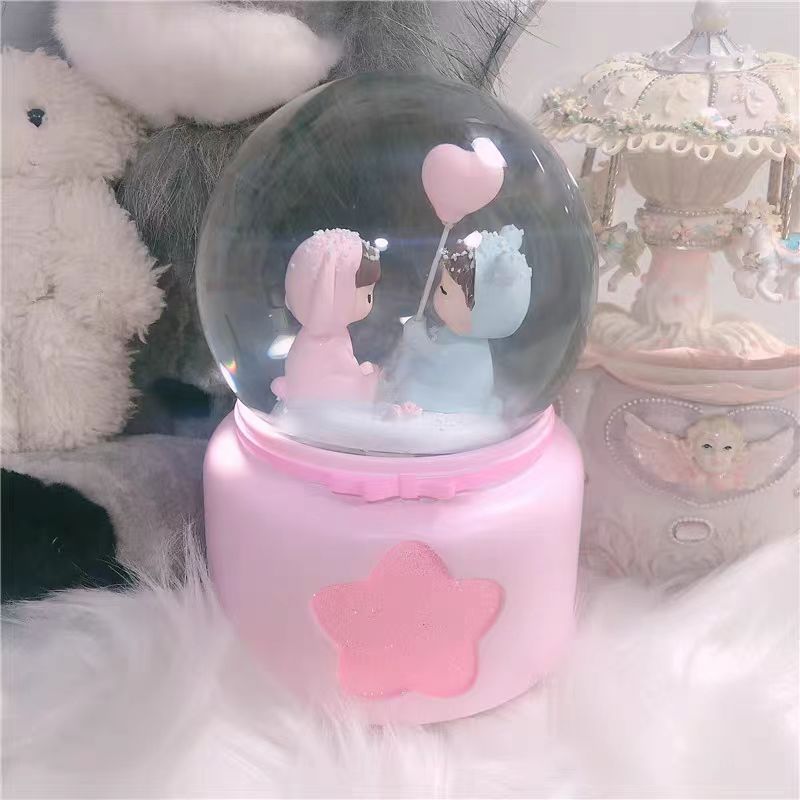 Adornos de resina de venta directa de fábrica, bolas de cristal, nieve, cumpleaños para hombres y mujeres, regalos de graduación para novias y parejas de estudiantes