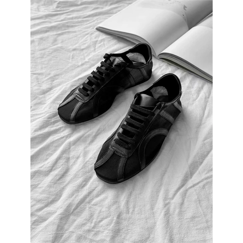 Можно разработать новую модель 2025 года для оптовой продажи неоформленных сетчатых кроссовок на шнуровке, дышащих, с круглым носком, повседневных, на плоской подошве, для тренировок.