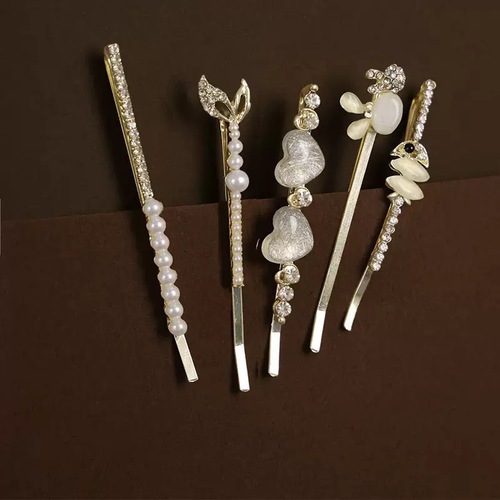 Alloy cross hair clips for women, delicate side-swept bangs clip with a premium feel, large-sized styling accessory perfect for half-up hairstyles and fuller hair volumes.