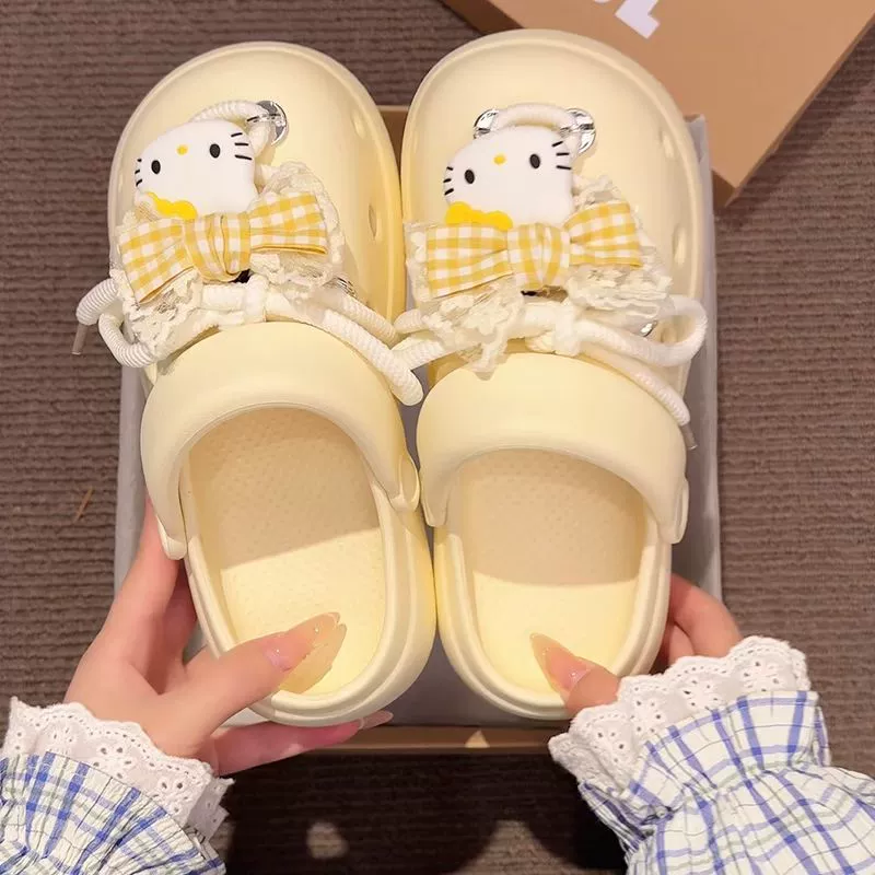 Симпатичные мультяшные котенки дырки тапочки женщины носят весной и летом 2025 года