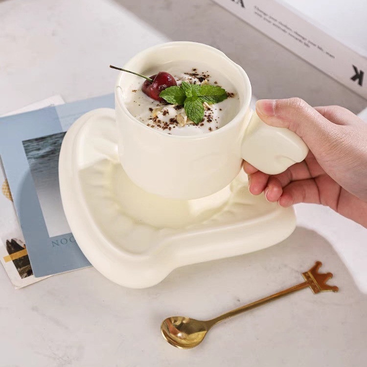 Hermosa taza creativa taza Linda taza de café de cerámica ins taza de agua plato femenino de alto aspecto regalo de cumpleaños