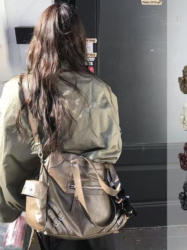 2025 invierno versátil gran capacidad remaches bolsa bolsa de locomotora de PVC mujer bolsa de locomotora al por mayor color mezclado MOQ 1 pieza dientes de perro