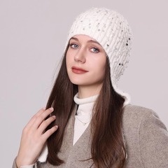 欧米の女性はウサギの毛のニット帽を明るくします。冬は保温します。