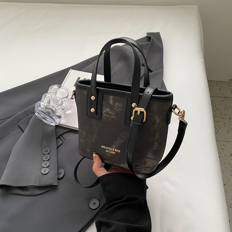 Mochila de alta textura de marea 2024 nuevo estilo versátil retro mochila de hombro de moda portátil bolso de cubo mujer