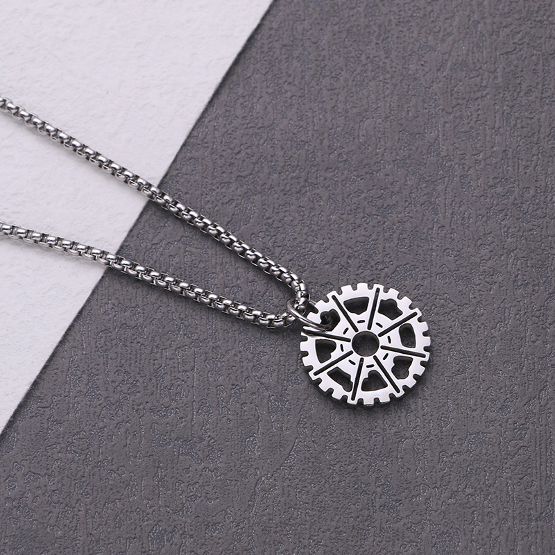 Collana con pendente ingranaggio rotto acciaio titanio_voghion.com
