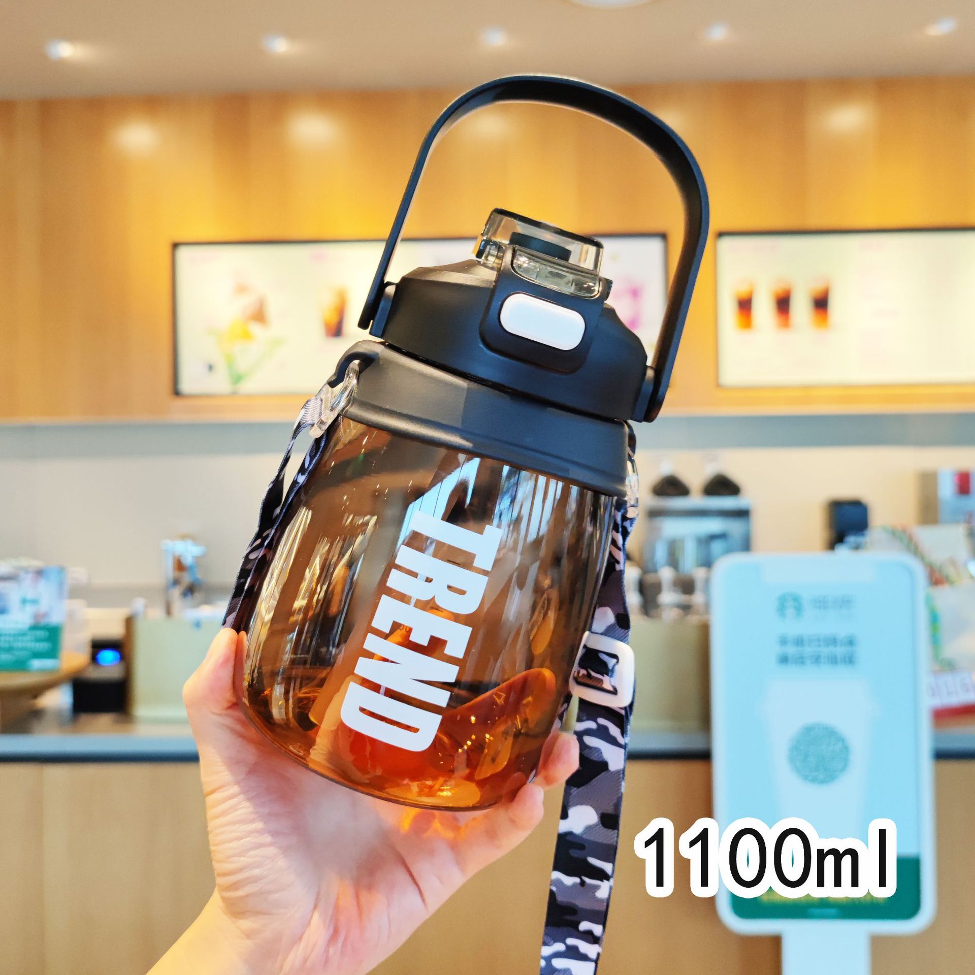 Venta al por mayor de alta calidad taza de paja para niños taza de vientre grande correa de crossbody portátil celebridad de internet nueva tetera linda taza de bebida doble