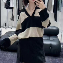 2025秋季新品女装时尚百搭宽松休闲V领拼色条纹针织衫 MBE3SWT033