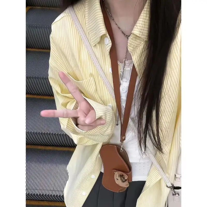 春と秋のストライプのシャツの女性の中には、日本のゆったりとした長袖のシャツを重ねて着ています。|undefined