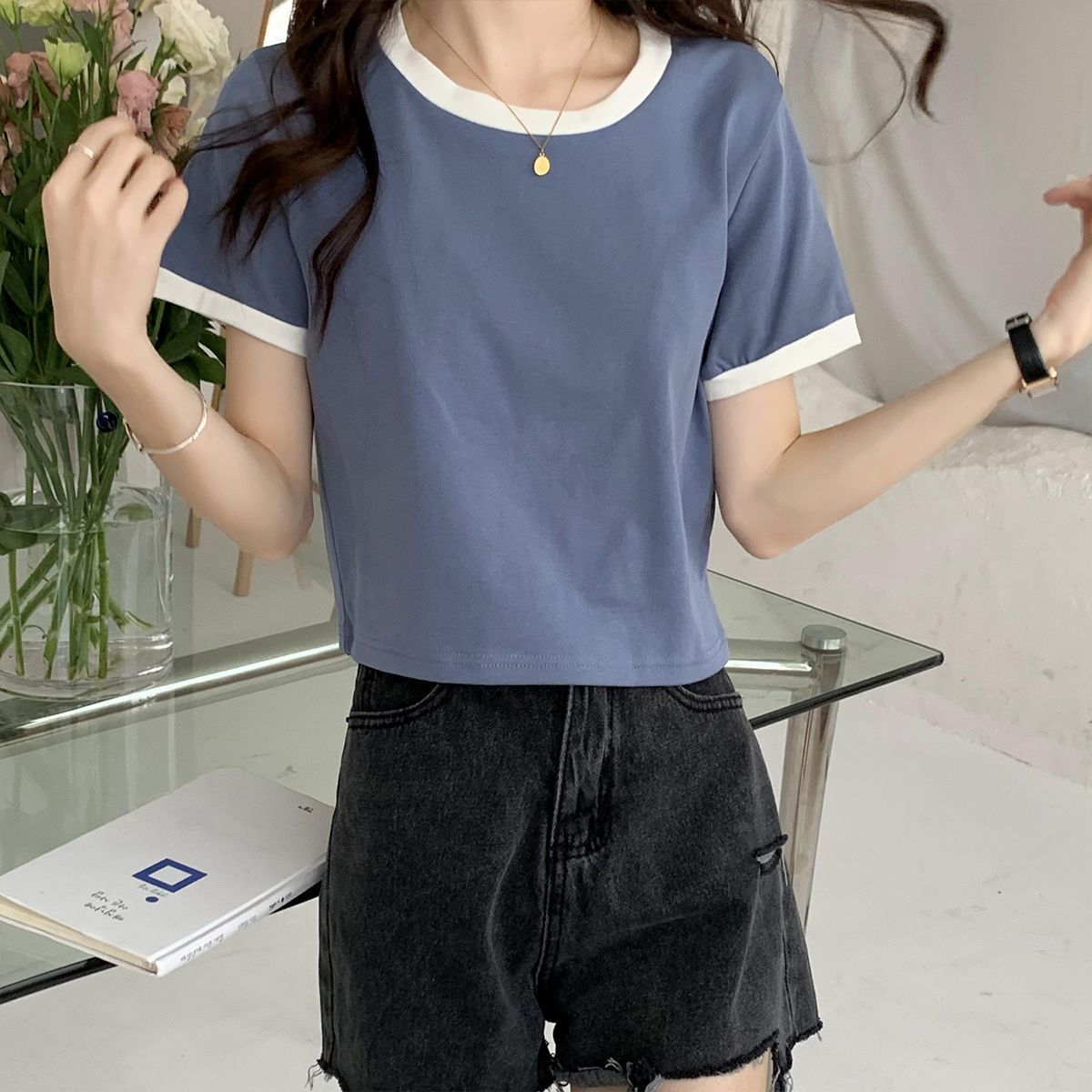 블루 코트 화이트 칼라