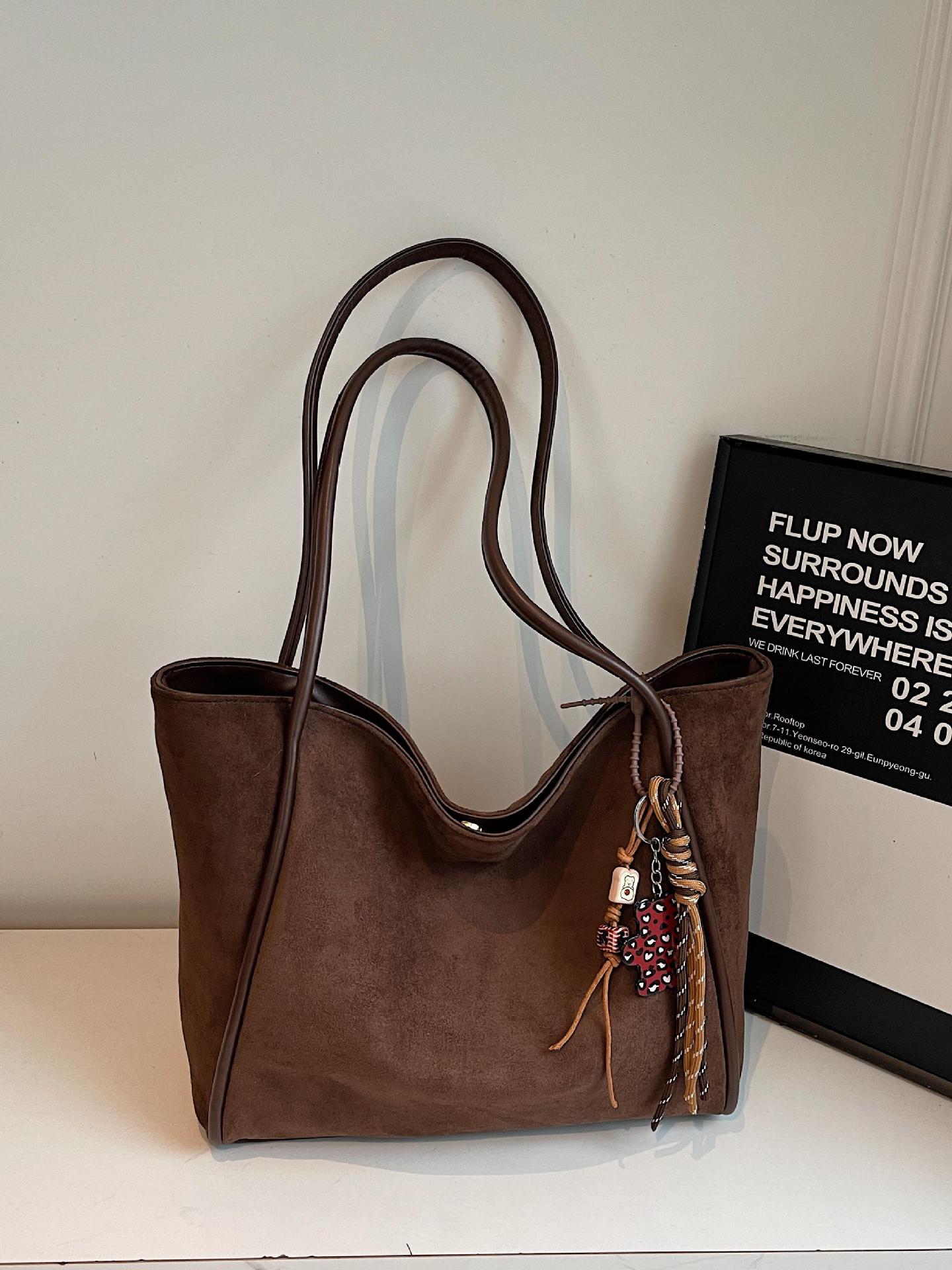 Otoño y invierno súper calientes bolsas de seda de gran capacidad para mujeres 2025 nuevas bolsas de hombro de viaje ocio para la axila