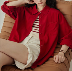 Yakejia レッドトップ女性のデザインニッチ春と秋の新しいルーズラペルカジュアルプリーツ日焼け止めシャツ女性用
