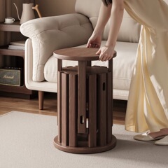 木の腰掛けは積み重ねられて丸い腰掛けを積み重ねることができます。